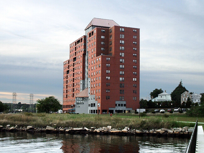 Point Gloria Condominiums in Fall River, MA - Building Photo - Building Photo