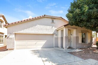 1352 E Clifton Ave in Gilbert, AZ - Foto de edificio - Building Photo