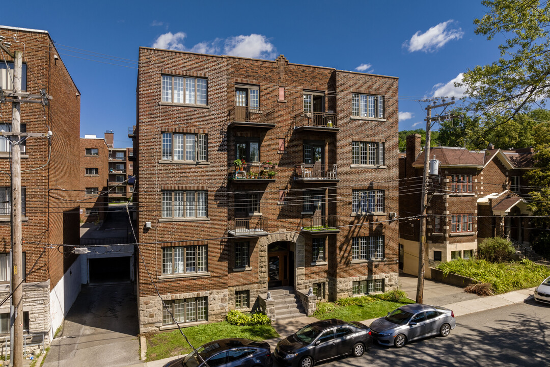 5050 Roslyn in Montréal, QC - Building Photo