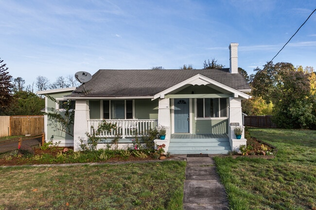 2624 Columbia Blvd in Saint Helens, OR - Building Photo - Building Photo