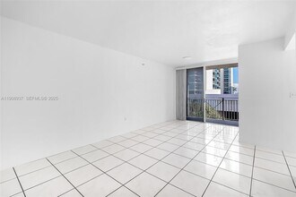 2642 Collins Ave in Miami Beach, FL - Building Photo - Building Photo