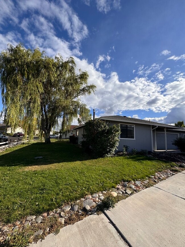 1371 Kimmerling Rd in Gardnerville, NV - Foto de edificio - Building Photo