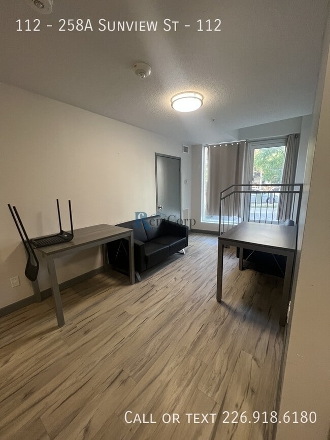 258A-258A Sunview St in Waterloo, ON - Building Photo - Building Photo