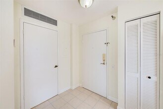 2333 Feather Sound Dr in Clearwater, FL - Building Photo - Building Photo