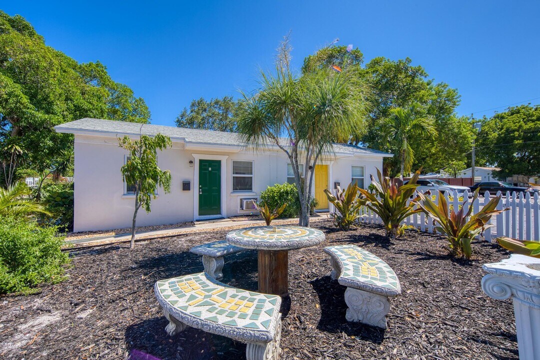 219 N E St in Lake Worth Beach, FL - Building Photo