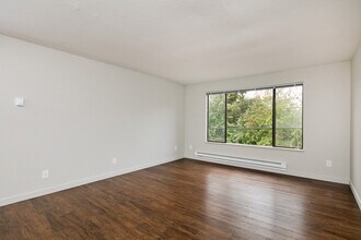 4900 Fremont Ave N in Seattle, WA - Building Photo - Building Photo