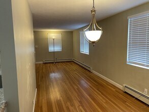 134 Emerson Gardens Rd in Lexington, MA - Foto de edificio - Building Photo