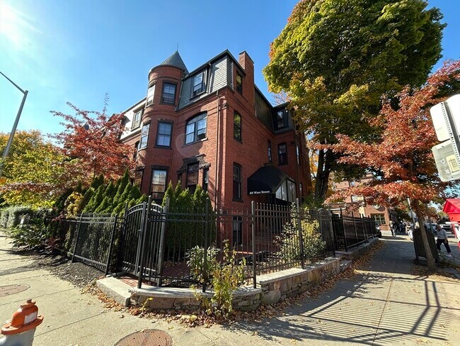 27 Ware St, Unit #B2 in Cambridge, MA - Foto de edificio - Building Photo
