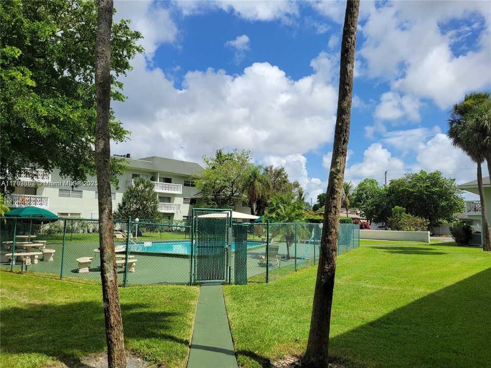 4200 NW 3rd Ct, Unit 324 in Plantation, FL - Building Photo