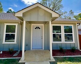 2011 E Devine St in Tyler, TX - Building Photo