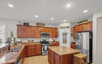 6747 Jaquenetta Dr in Sparks, NV - Foto de edificio - Building Photo