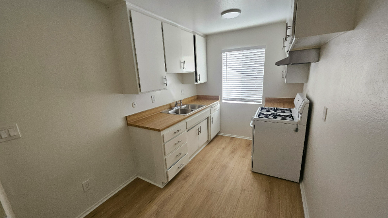 18312 Collins St in Los Angeles, CA - Building Photo