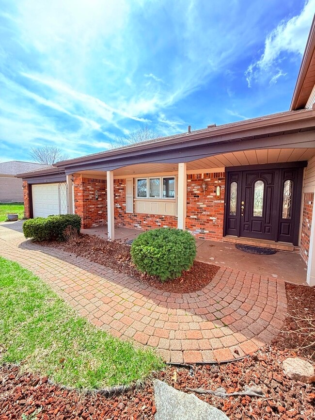 42021 Banbury Ct, Unit 8A in Northville, MI - Foto de edificio - Building Photo