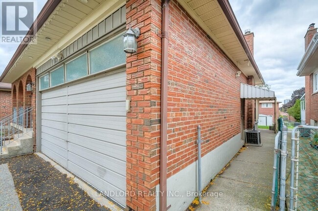 15 Arkona Dr in Toronto, ON - Building Photo - Building Photo