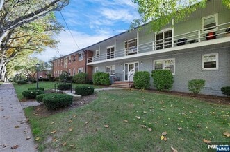 25- 18 High St in Fair Lawn, NJ - Building Photo - Building Photo