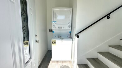 16023 Wyandotte St in Van Nuys, CA - Foto de edificio - Building Photo