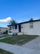 731 SW 8th Ave, Unit Unit A in Hallandale Beach, FL - Building Photo - Building Photo