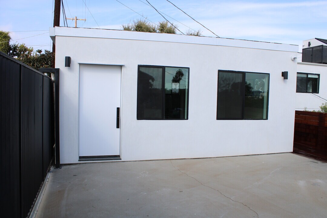 3529 Greenfield Ave in Los Angeles, CA - Foto de edificio