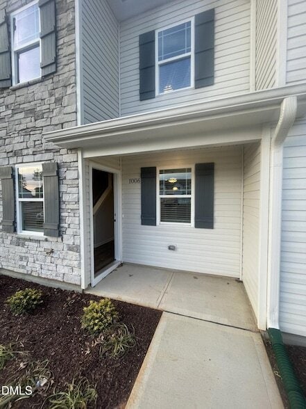 1006 Peony Ln in Youngsville, NC - Foto de edificio - Building Photo