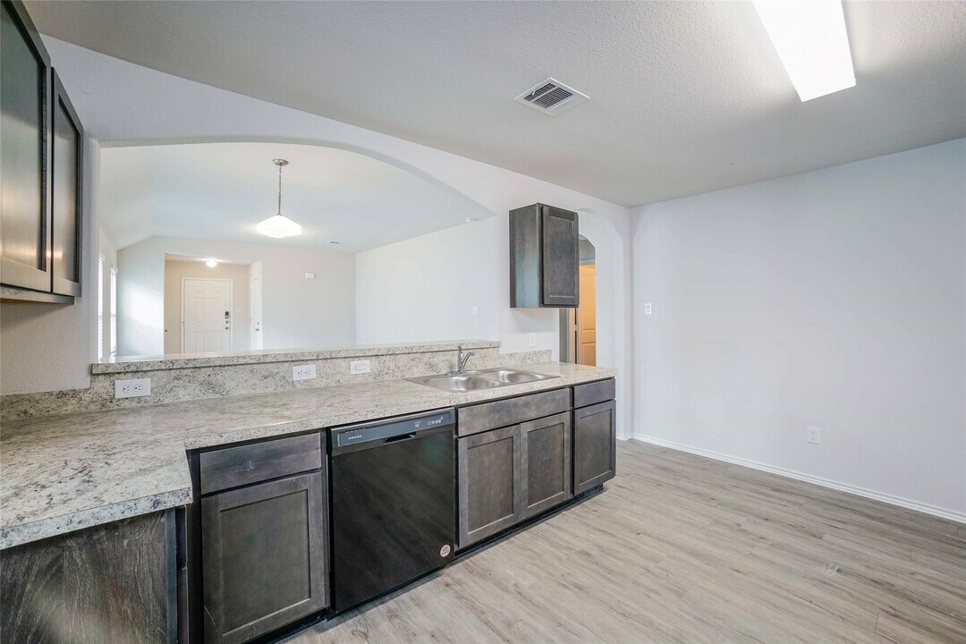 415 Brushback Dr in Huntsville, TX - Building Photo