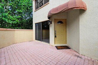 41 Uno Lago Dr in North Palm Beach, FL - Building Photo - Building Photo