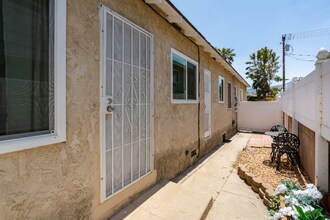 2302 W Oak St in Burbank, CA - Building Photo - Building Photo