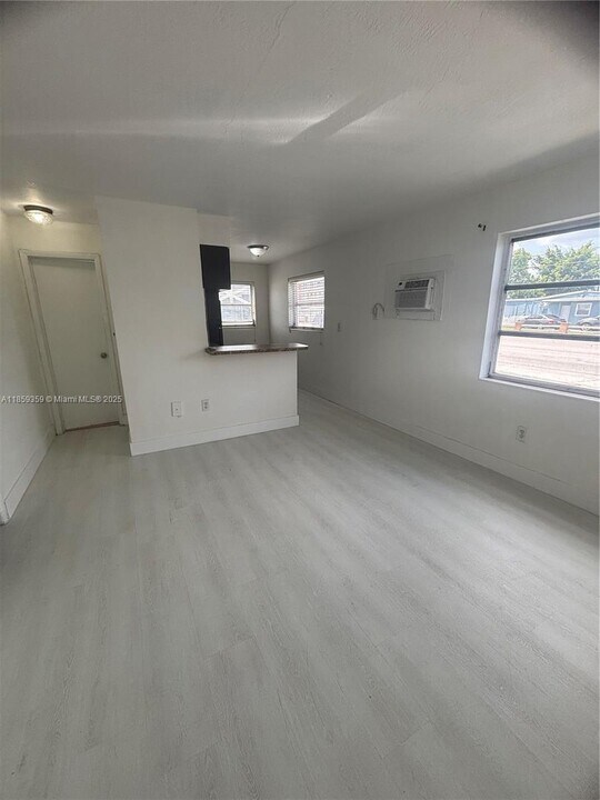 1400 W 29th St in Hialeah, FL - Building Photo