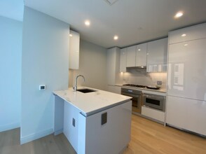 135 Seaport Blvd, Unit 708 in Boston, MA - Foto de edificio - Building Photo