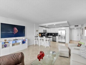 1865 S Ocean Dr in Hallandale Beach, FL - Building Photo - Building Photo