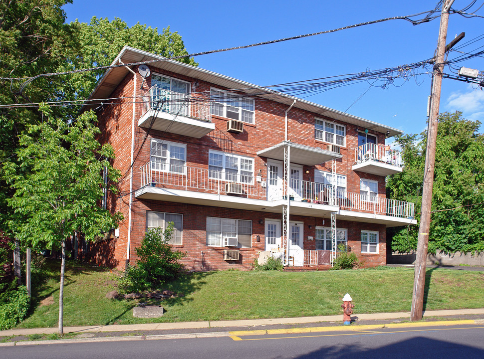 419 Paterson Ave in East Rutherford, NJ - Building Photo