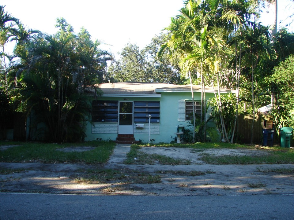 4241 SW 16th St in Miami, FL - Building Photo