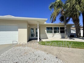 2192 Louisa Dr in Belleair Beach, FL - Building Photo