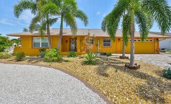 1801 El Rio Dr in Sun City Center, FL - Building Photo