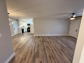 133 W Terrace Ct in Sparta, MO - Foto de edificio - Building Photo