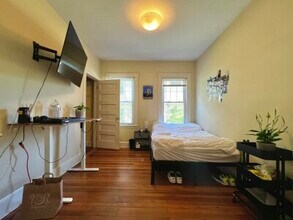 24 Burton St, Unit 22 in Boston, MA - Foto de edificio - Building Photo