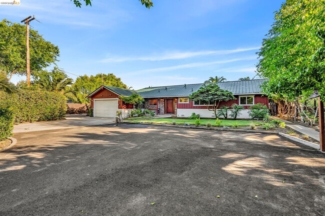 3300 Concord Ave in Brentwood, CA - Building Photo - Building Photo