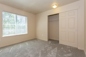 Oak Tree Apartments in Tigard, OR - Building Photo - Interior Photo