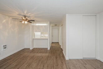 Veranda Green Apartments in Burien, WA - Foto de edificio - Interior Photo
