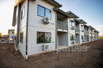 665 E Badger Rd in Lynden, WA - Building Photo - Building Photo