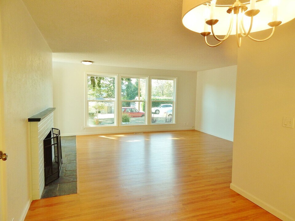 2438 138th Ave SE in Bellevue, WA - Building Photo