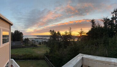 63438 Shore Edge Dr in Coos Bay, OR - Building Photo - Building Photo