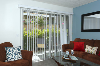 Vista Gardens Apartments in Hemet, CA - Foto de edificio - Interior Photo
