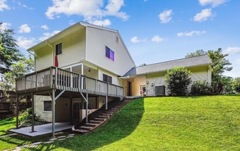 276 W Meadowland Ln in Sterling, VA - Building Photo - Building Photo