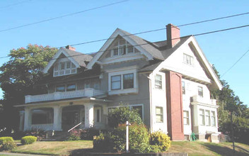 2108 SE Taylor St in Portland, OR - Foto de edificio - Building Photo