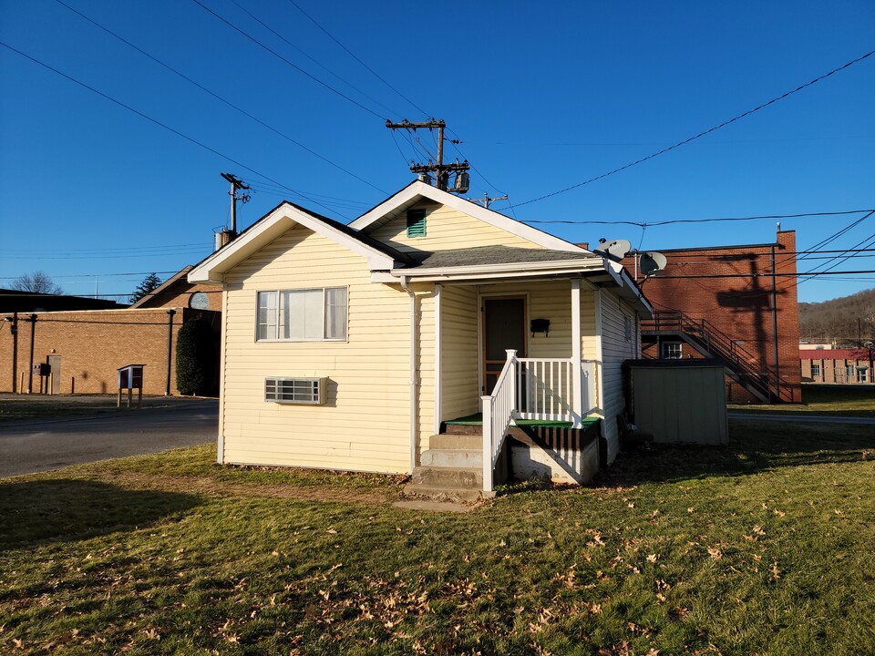 1342 Grosscup Ave in Dunbar, WV - Building Photo