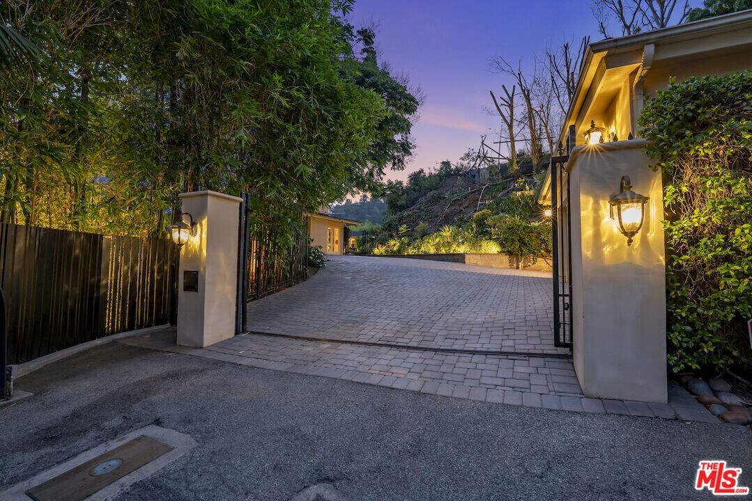 1457 Claridge Dr in Beverly Hills, CA - Building Photo