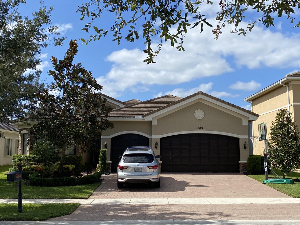 9504 Equus Cir in Boynton Beach, FL - Building Photo