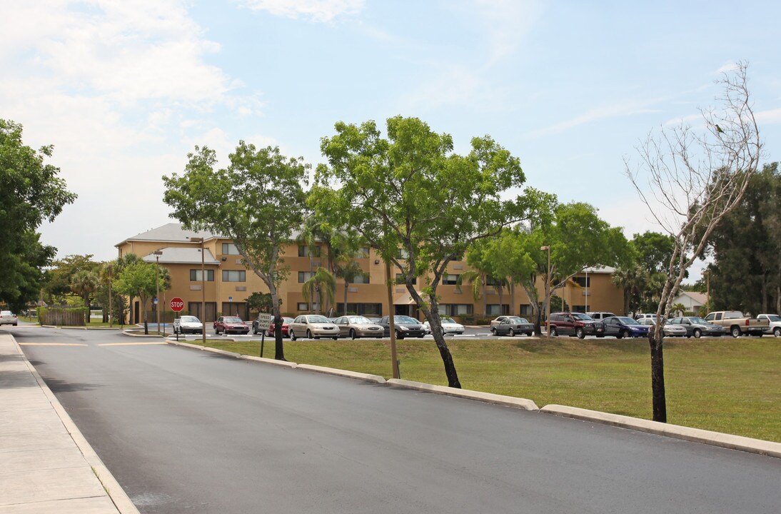 Federation Gardens of Davie in Fort Lauderdale, FL - Building Photo