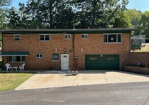 61 Leicester Dr, Unit A in Akron, OH - Building Photo