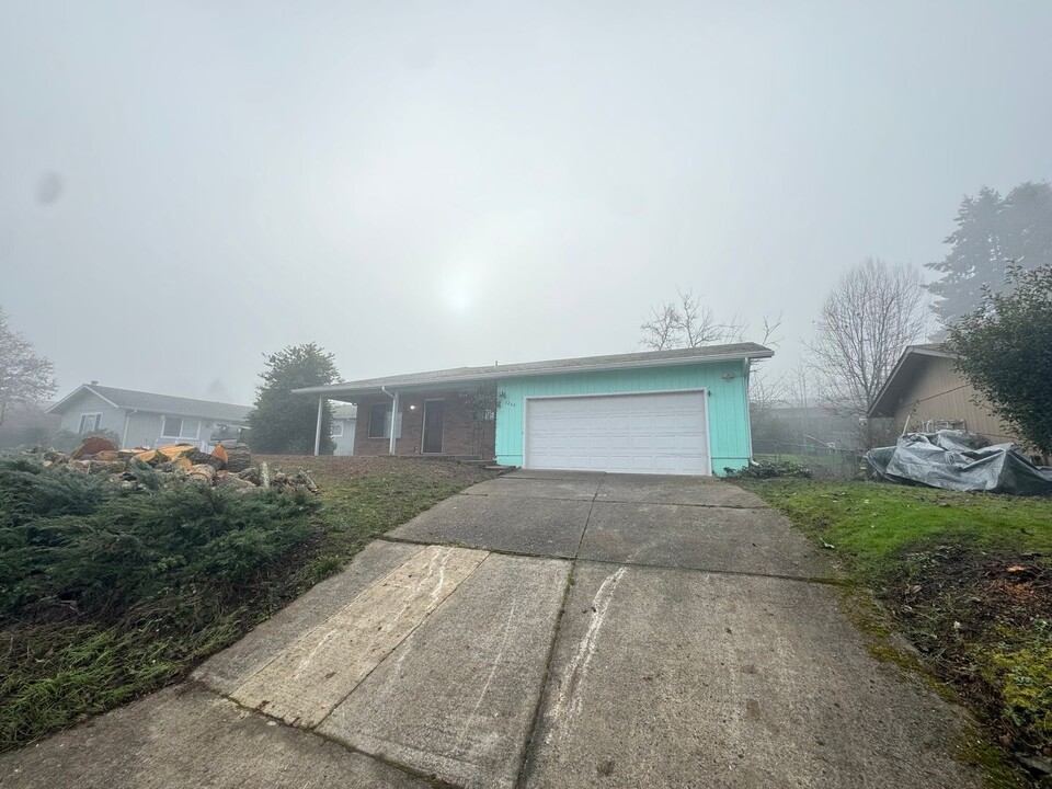 2262 La Canada Dr in Roseburg, OR - Building Photo